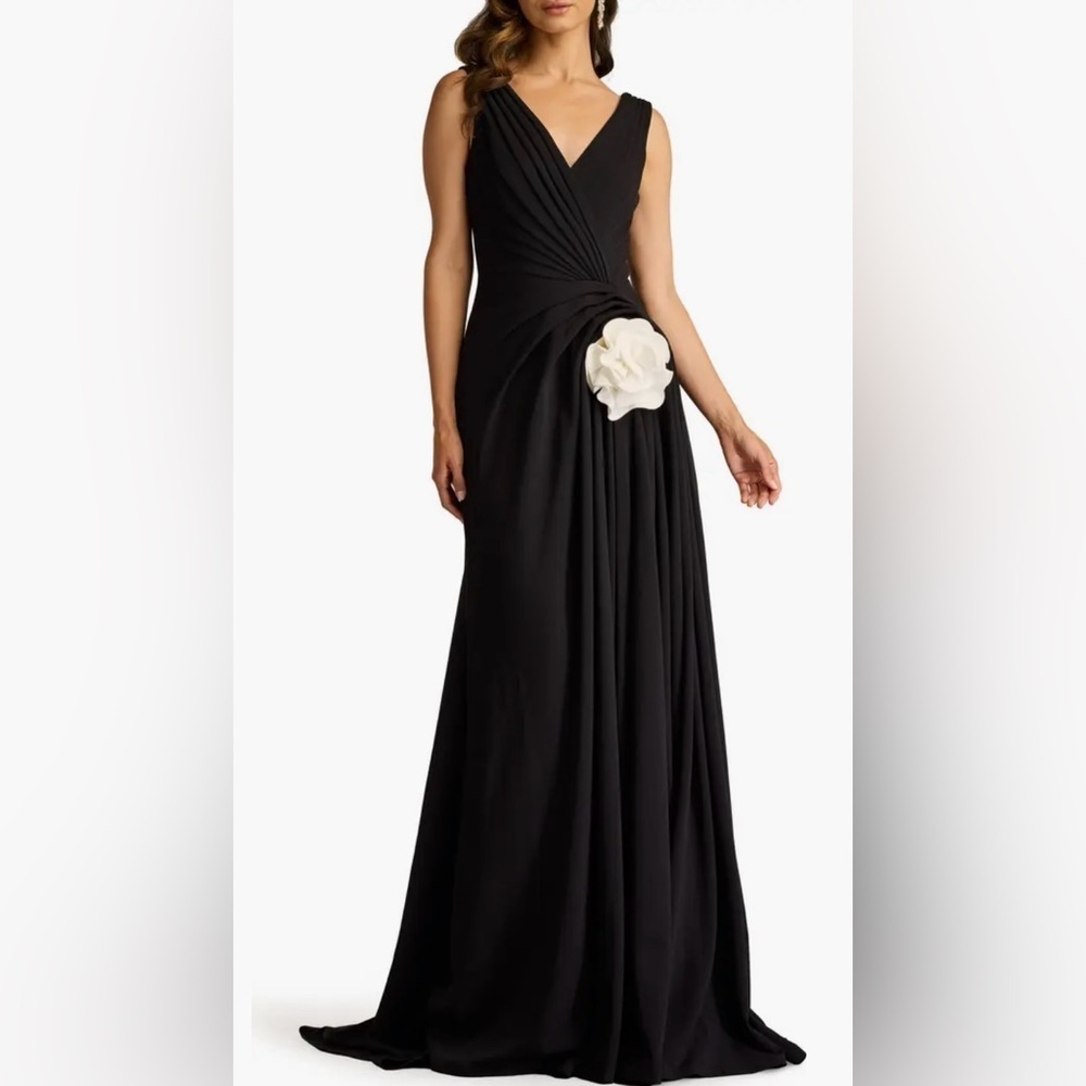 NWOT Tadashi Shoji Rosette Detail Sleeveless A-Line black and ivory Gown sz S